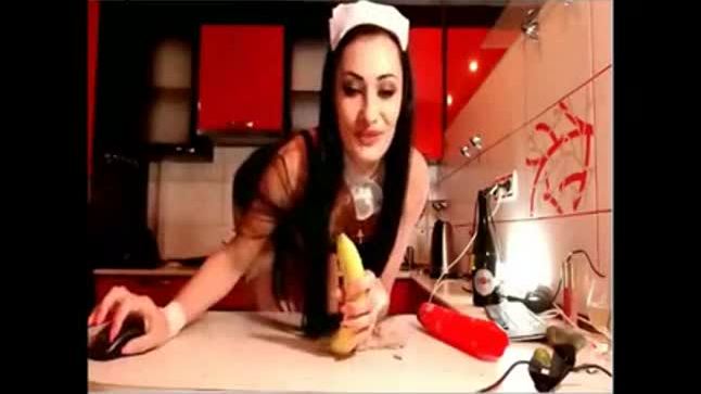 Babe fucks with banana